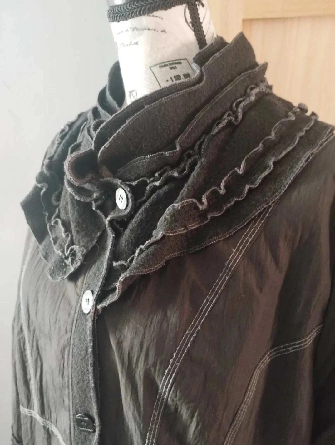Manteau mujer negro, original con un dibujo en la espalda, T46, S.quise – photo 3